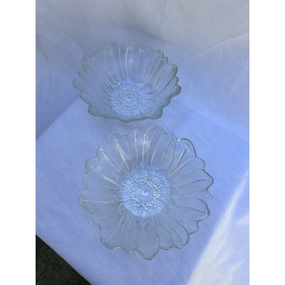 Vintage Indiana Glass Wild Rose Serving bowl - clear pressed glass - Set Of 2 - Picture 8 of 8